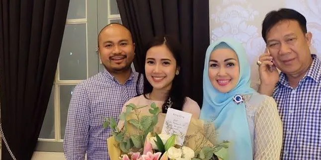 Makin Akrab Dengan Keluarga Afif Kalla, Tistha Nurma Hadiri Wedding Anniversary JK Makin Akrab Dengan Keluarga Afif Kalla, Tistha Nurma Hadiri Wedding Anniversary JK