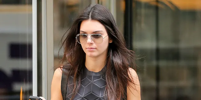Makin Berani, Kendall Jenner Benar-Benar Pose Tanpa Busana Makin Berani, Kendall Jenner Benar-Benar Pose Tanpa Busana