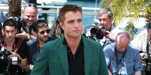 Makin Intim, FKA Twigs Bersandar di Bahu Robert Pattinson?