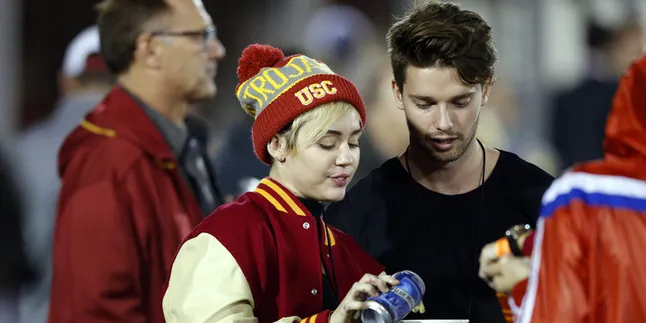 Makin Intim, Miley Cyrus - Patrick Schwarzenegger Super Mesra Makin Intim, Miley Cyrus - Patrick Schwarzenegger Super Mesra
