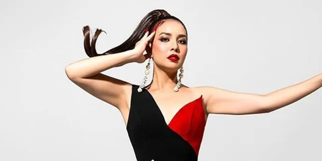 Makin Langsing Setelah Diet, Potret Terbaru Tya Ariestya Disebut Mirip Elly Sugigi Oleh Netizen Makin Langsing Setelah Diet, Potret Terbaru Tya Ariestya Disebut Mirip Elly Sugigi Oleh Netizen