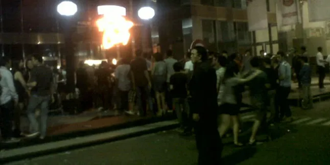 Makin Malam Ratusan Clubber Rela Mengantri Masuk Acara Smirnoff Ice Pop Up Club