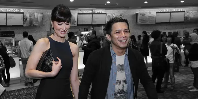 Makin Mesra! Sophia Gandeng Tangan dan Rapikan Kemeja Ariel