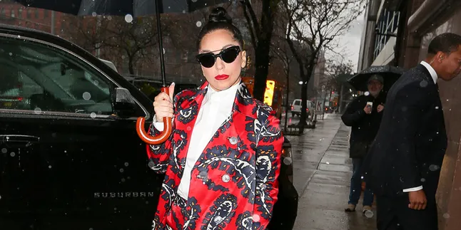 Makin Montok, Dress Cantik Ini Bikin Lady Gaga Tampak Seksi