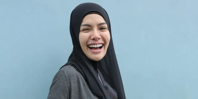 Makin Panas, Nikita Mirzani Sebut Ibu Tiri Dipo Tukang Selingkuh dengan Berondong Makin Panas, Nikita Mirzani Sebut Ibu Tiri Dipo Tukang Selingkuh dengan Berondong