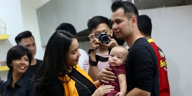 Makin Pintar, Begini Gaya Unyu Rafathar Bedakan Elmo & Big Bird