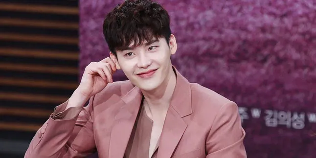 Makin Populer, Kini Lee Jong Suk Bakal Rilis Merk HP Sendiri Makin Populer, Kini Lee Jong Suk Bakal Rilis Merk HP Sendiri