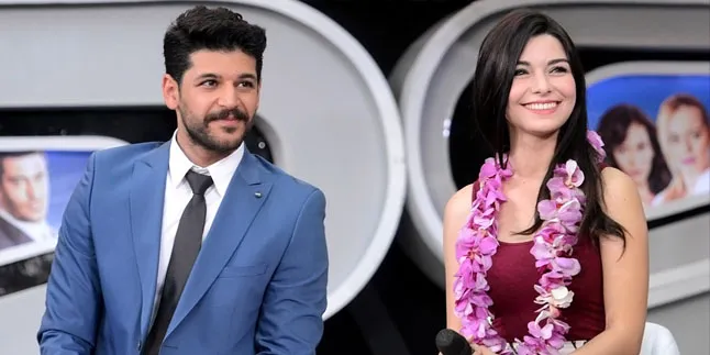 Makin Romantis, Saat Gulcin Bersandar Mesra di Pelukan Emre Makin Romantis, Saat Gulcin Bersandar Mesra di Pelukan Emre