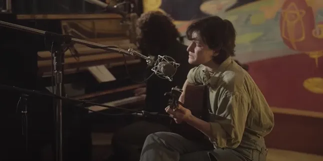 Makna Lagu 'Not A Lot Just Forever' - Adrianne Lenker, Tentang Kisah Cinta yang Pasang Surut