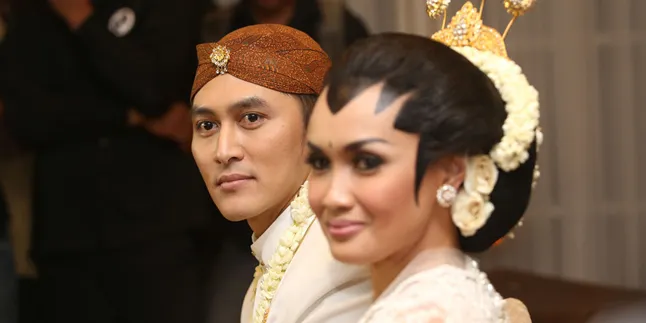 Malam Pertama Demian - Sara Wijayanto Digagalkan 'Tamu Bulanan' Malam Pertama Demian - Sara Wijayanto Digagalkan 'Tamu Bulanan'