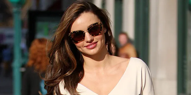 Malunya... Baju Miranda Kerr Melorot Saat Syuting