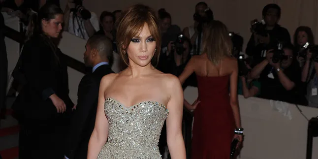 Malunya... Gaun Jennifer Lopez Melorot di Depan Umum Malunya... Gaun Jennifer Lopez Melorot di Depan Umum