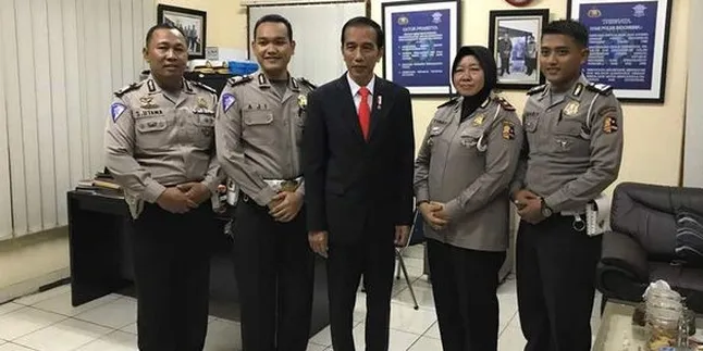 Mampir Pos Polisi, Presiden Jokowi Jadi Imam Shalat Maghrib