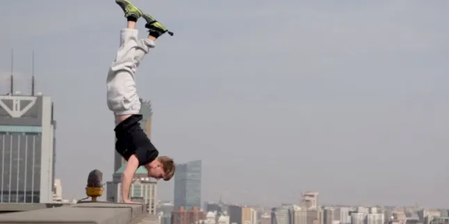 Manantang Maut, Handstand di Tepi Atap Gedung 40 Lantai!