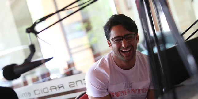 Mandi di Tempat Terbuka, Shaheer Sheikh Bikin Mata Terpana