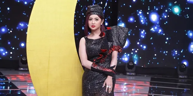 Manggung di Pesta Pernikahan, Dewi Perssik Terima Banyak Angpau Saweran