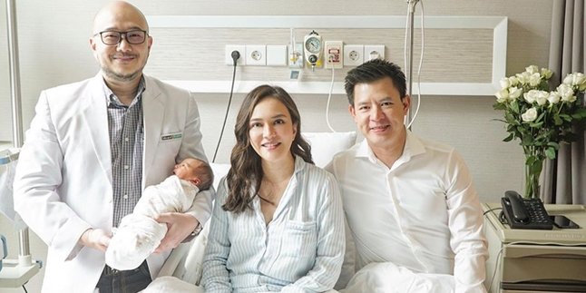 The Sweet Moment of Shandy Aulia's First Breastfeeding Claire Shortly After Giving Birth