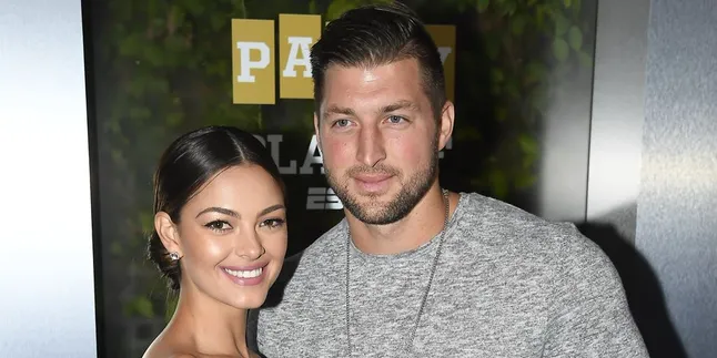 Mantan Miss Universe, Demi-Leigh Nel-Peters Umumkan Pertunangan dengan Atlet Football