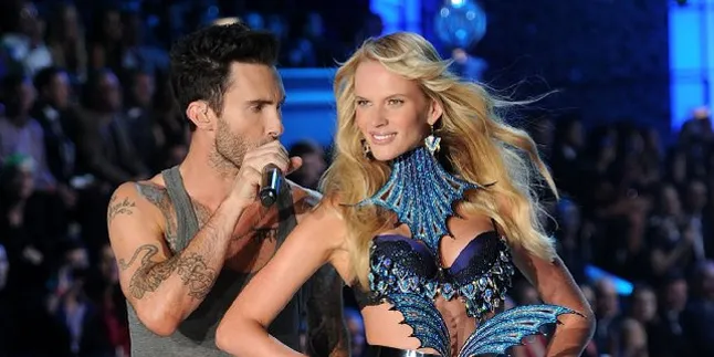 Mantan Pacar Adam Levine Ekspos Pantat di Dunia Maya