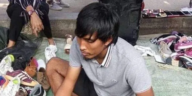 Mantan Striker Timnas Budi Sudarsono Jualan Sepatu di Batam?