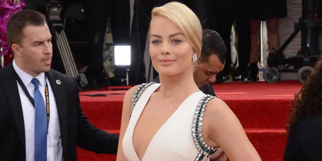 Margot Robbie Dilirik Untuk Berpose di Majalah Playboy