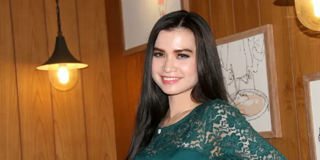 Maria Vania Kepincut Jadi Presenter Program Sepak Bola