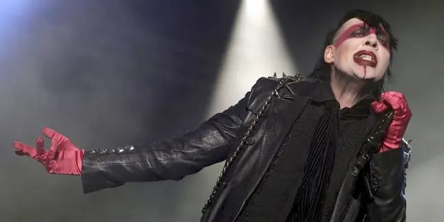 Marilyn Manson Pingsan di Atas Panggung!