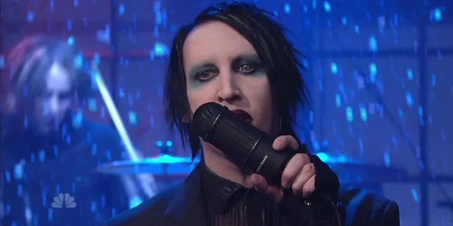 Marilyn Manson Rebut Mikrofon Dari Fans Marilyn Manson Rebut Mikrofon Dari Fans