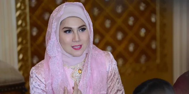 Marini Zumarnis Tabah Lepas Kepergian Sang Ibunda Marini Zumarnis Tabah Lepas Kepergian Sang Ibunda