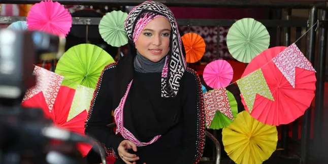 Marshanda Jualan Jilbab Klasik Marsha