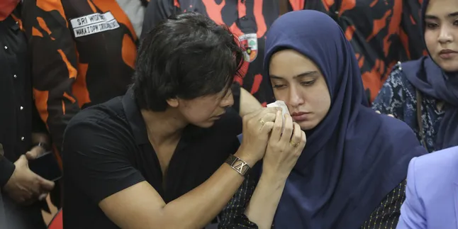 Masalah Semakin Panjang, Fairuz A. Rafiq Pernah Alami KDRT Dengan Galih Ginanjar?