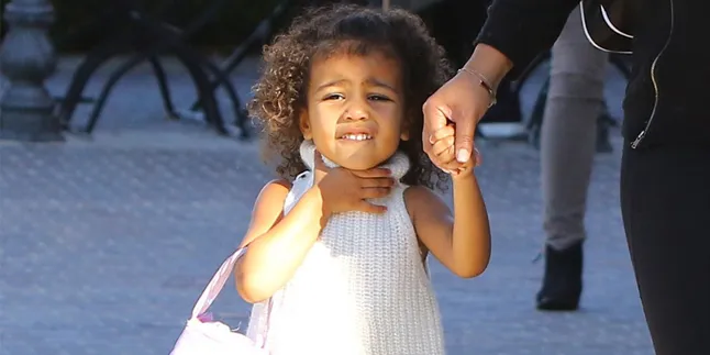 Masih 2 Tahun, North West Siap Saingi Make Up Kim Kardashian