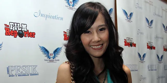 Masih Jomblo, Ardina Rasti Justru Asyik Pacaran Dengan Gelang Masih Jomblo, Ardina Rasti Justru Asyik Pacaran Dengan Gelang