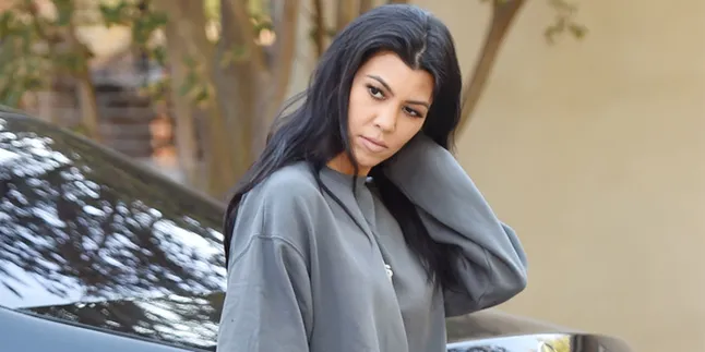 Masih Liburan di Italia, Kourtney Kardashian & Younes Bendjima Ciuman Mesra Masih Liburan di Italia, Kourtney Kardashian & Younes Bendjima Ciuman Mesra