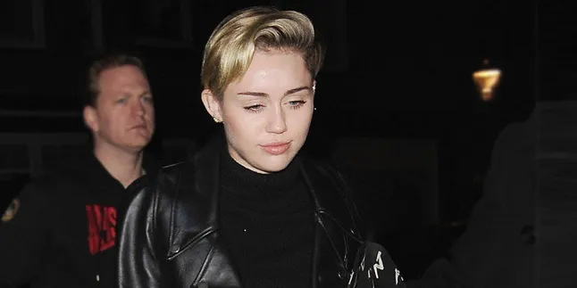 Masih Menderita, Miley Cyrus Kembali Teringat Floyd Masih Menderita, Miley Cyrus Kembali Teringat Floyd