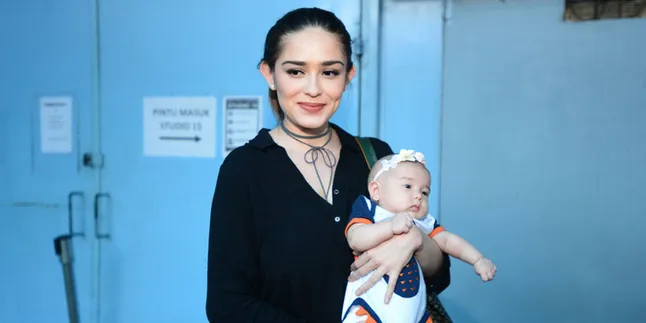 Masih Muda, Yasmine Wildblood Rasakan Nikmatnya Jadi Seorang Ibu Masih Muda, Yasmine Wildblood Rasakan Nikmatnya Jadi Seorang Ibu