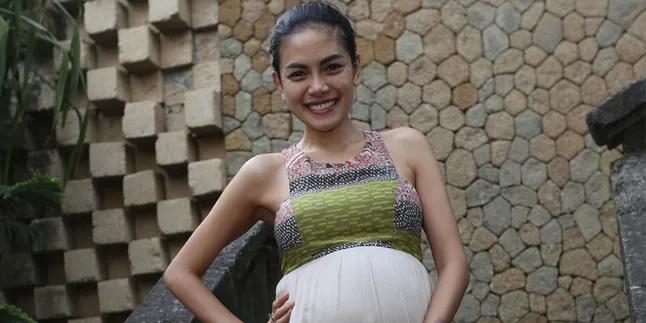 Masih Tonjolkan Keseksian, Nikita Mirzani Pamer Foto Kehamilan