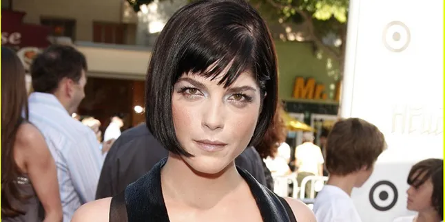 Masker Full Face Selma Blair, Perawatan atau Proyek Film Terbaru?