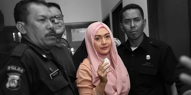 Masuk Rutan, Edies Adelia Bikin Warga Pondok Bambu Emosional Masuk Rutan, Edies Adelia Bikin Warga Pondok Bambu Emosional