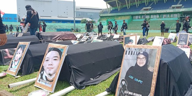 Masyarakat Mengarak 135 Keranda Saat Aksi Damai Memperingati 40 Hari Tragedi Kanjuruhan