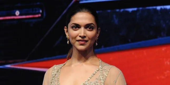 Mata Merah - Gaun Pink Ice Cream, Deepika Padukone Masih Cantik? Mata Merah - Gaun Pink Ice Cream, Deepika Padukone Masih Cantik?