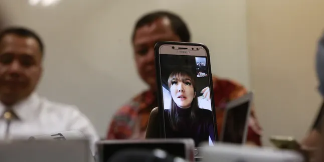 Mata Terlihat Sembab di Foto Ultah, Ini Kata Gisel Mata Terlihat Sembab di Foto Ultah, Ini Kata Gisel