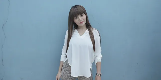 Mau Dijodohkan, Dinar Candy Sebut Ayahnya Ingin Punya Menantu Seorang Ustaz Mau Dijodohkan, Dinar Candy Sebut Ayahnya Ingin Punya Menantu Seorang Ustaz