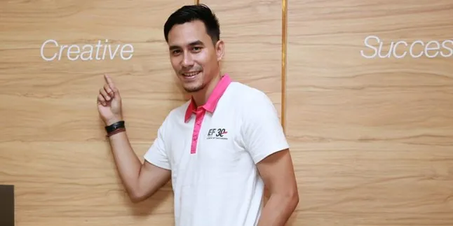 Mau Mendaki Puncak Jaya, Darius Sinathrya Dikarantina Sebulan