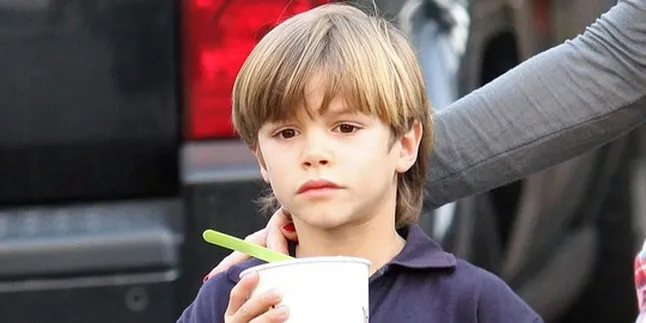 Mau Tahu Aksi 'Nakal' Romeo Beckham di Iklan Burberry?