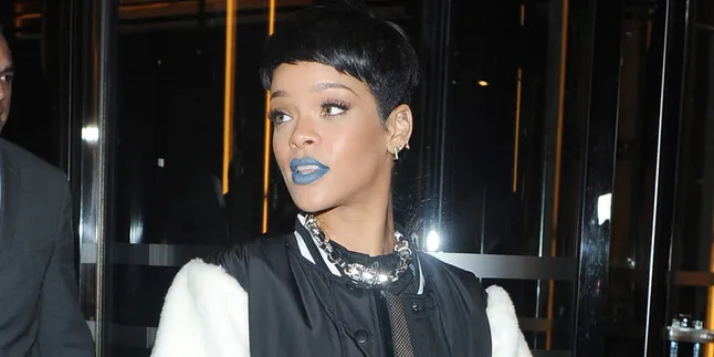 Mau Tahu Foto Selfie Pertama Yang Dilakukan Rihanna?