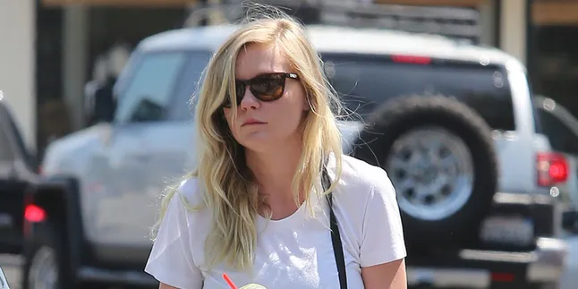 Mau Tahu Gaya Kirsten Dunst Saat Menghisap Rokok?