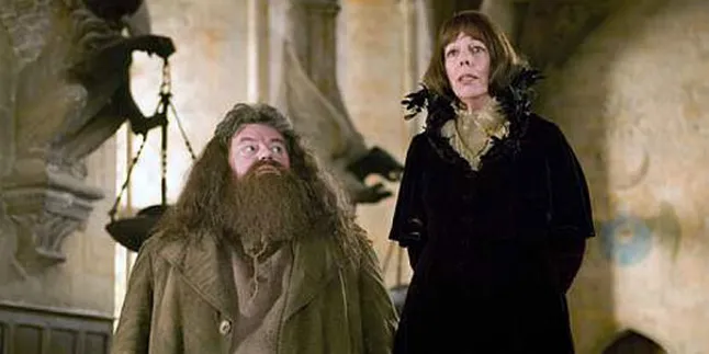 Mau Tahu Trik Kru HARRY POTTER Membuat Hagrid Tampak Raksasa? Mau Tahu Trik Kru HARRY POTTER Membuat Hagrid Tampak Raksasa?