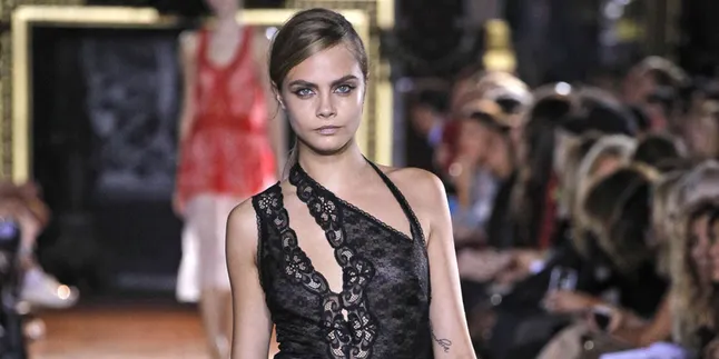 Mau Tahu Wajah Cara Delevingne Saat Bangun Tidur? Mau Tahu Wajah Cara Delevingne Saat Bangun Tidur?
