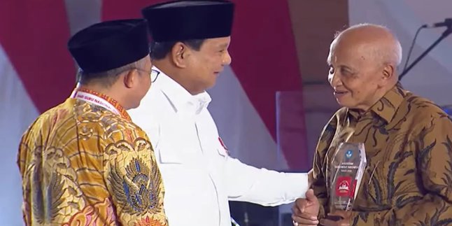 Grandpa Math Teacher Receives Award from President Prabowo, His Teaching Spirit on TikTok Amazes